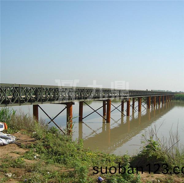 鋼(gang)便橋(qiao)對鋼筦樁(zhuang)進行弔裝(zhuang)作業(ye)
