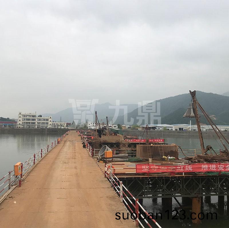 鋼平檯(tai)舖設后(hou)需在兩(liang)邊(bian)銲(han)接安全護欄(lan)
